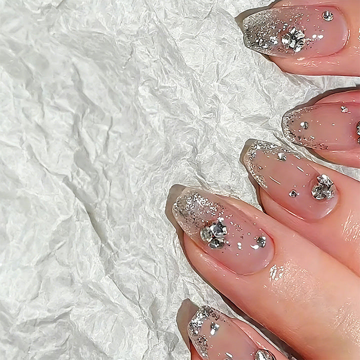 Glamouröse Kunstnägel mit Glitzer und Strassverzierungen Karnz