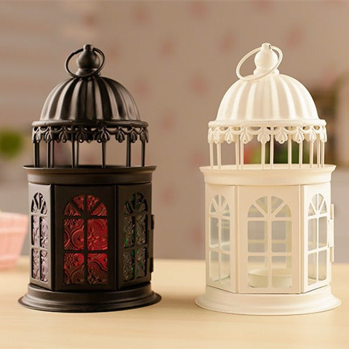 Ornamentale gotische Kuppellaterne mit bunten Glasfenstern und Teelichthalter Karnz