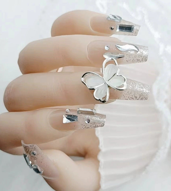 Elegantes Nageldesign mit Perlenverzierung Karnz