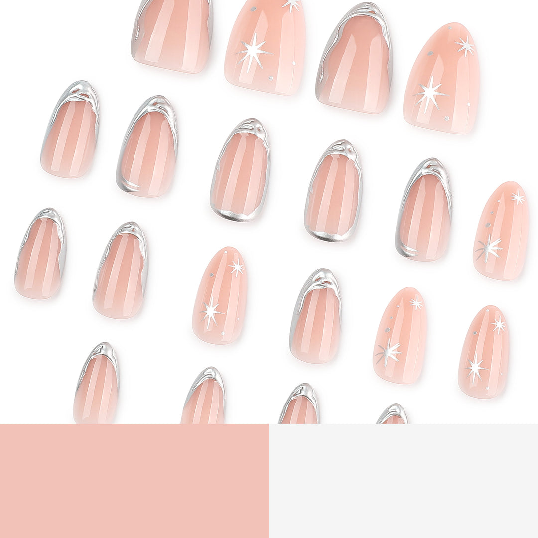 Glänzende Stiletto-Nägel mit eleganter Silberverzierung Karnz
