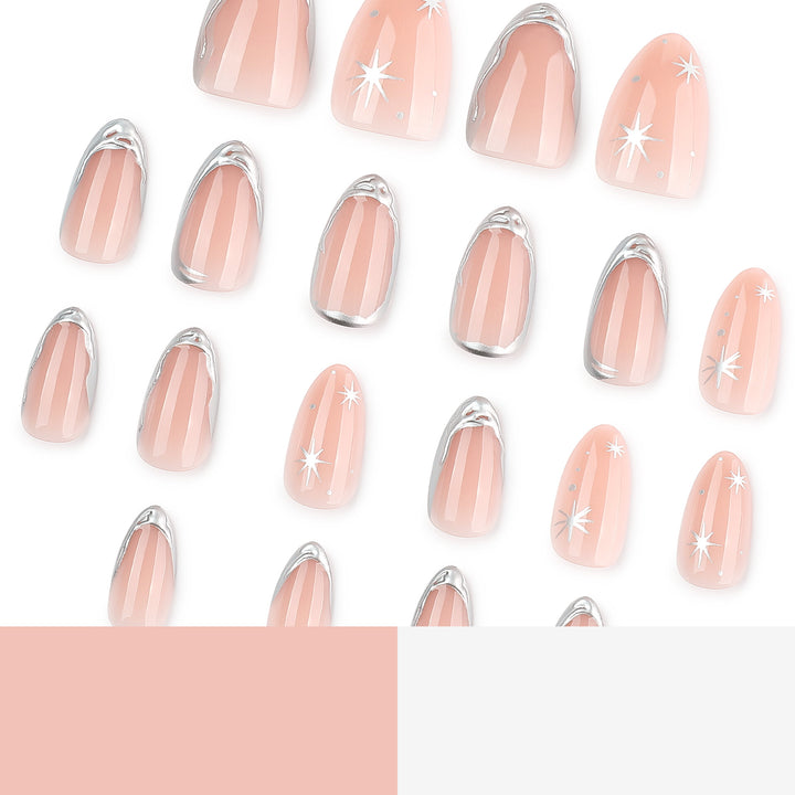 Glänzende Stiletto-Nägel mit eleganter Silberverzierung Karnz