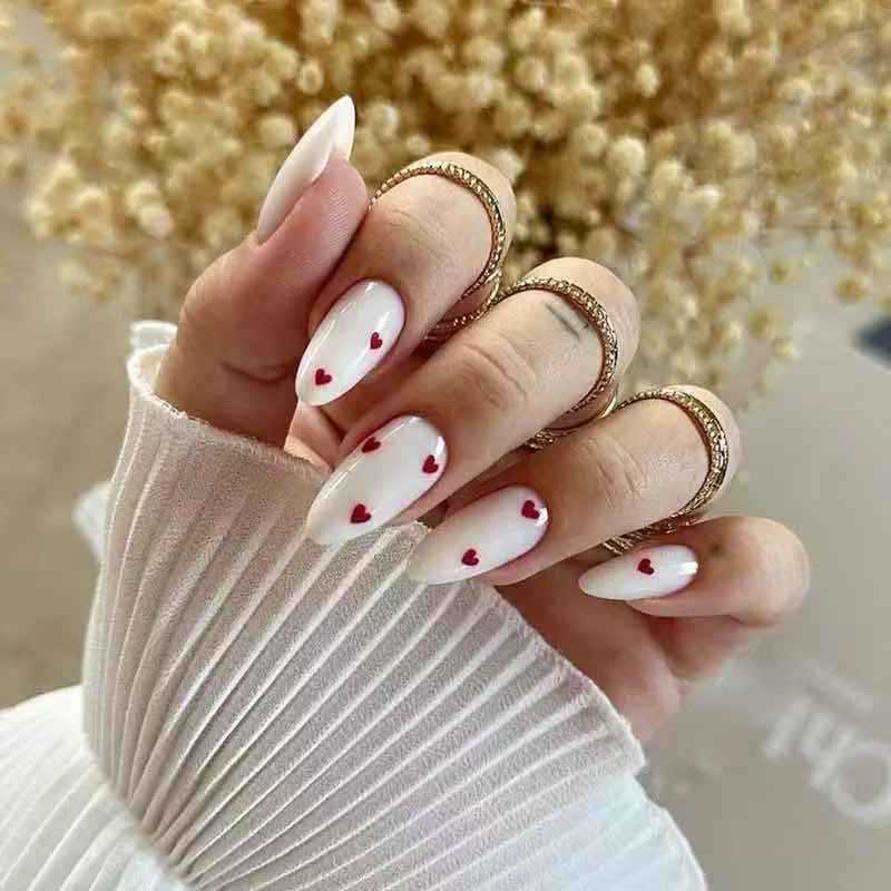 Kunstnagelset mit verspieltem Herzdesign und elegantem Finish Karnz