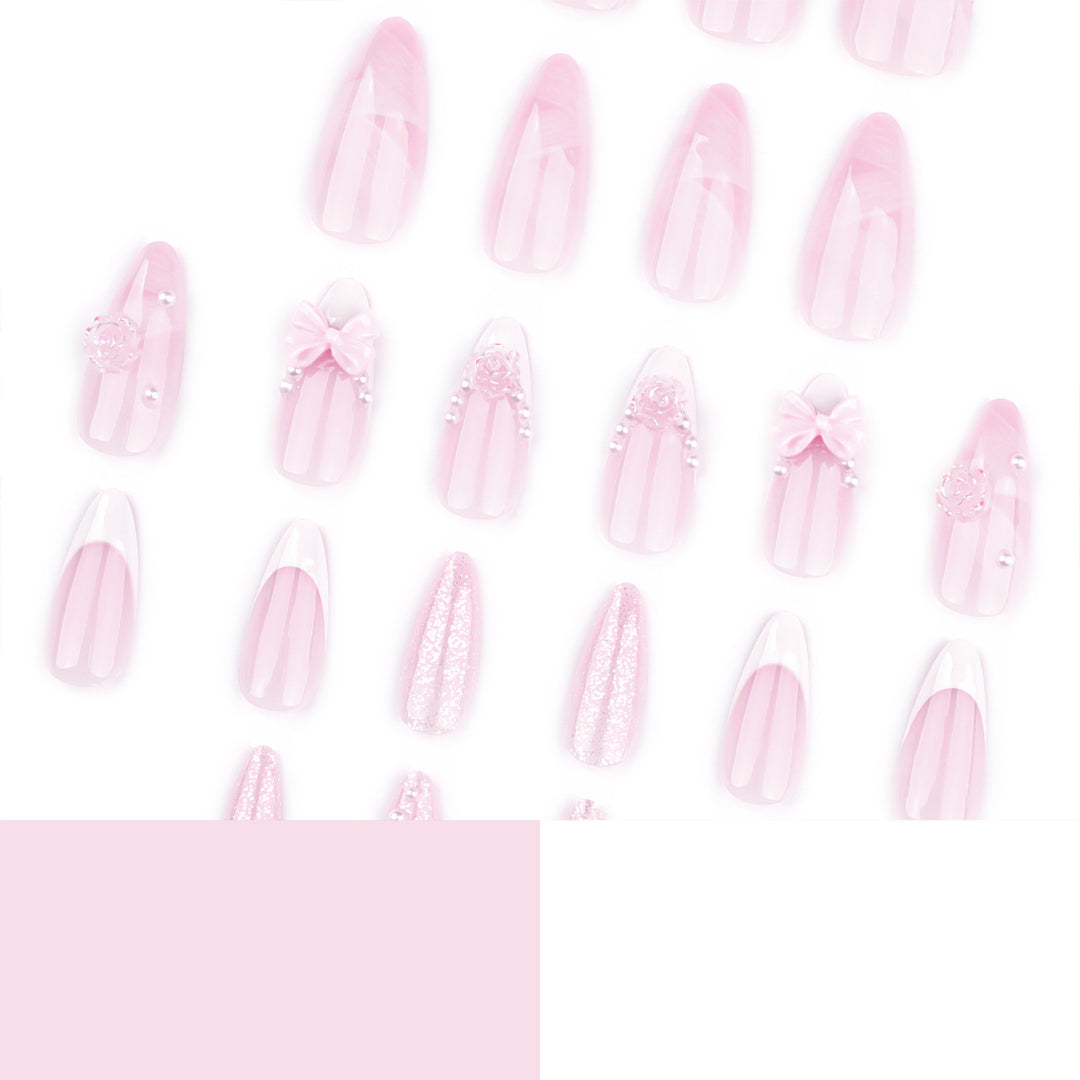 Kunstvolle Nagelverlängerungen mit floralen Verzierungen und Glitzerakzenten Karnz