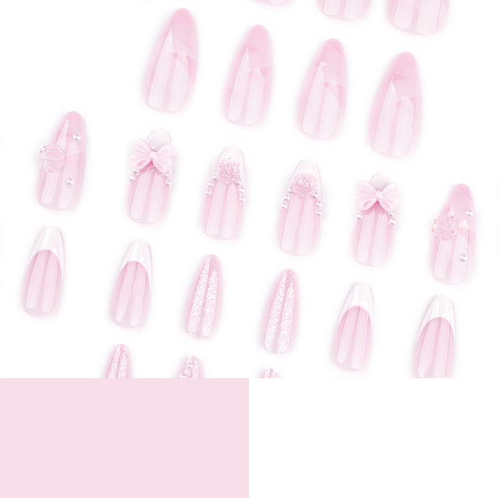 Kunstvolle Nagelverlängerungen mit floralen Verzierungen und Glitzerakzenten Karnz