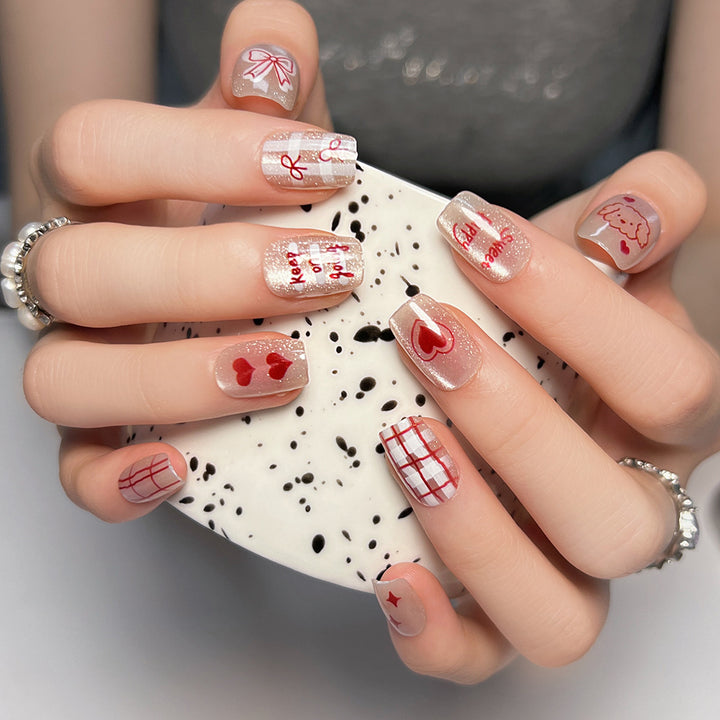 Künstliche Nagelkunst mit niedlichen Motiven Karnz