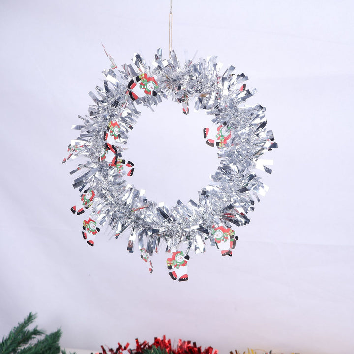 Glänzender Weihnachtskranz mit festlichen Motiven