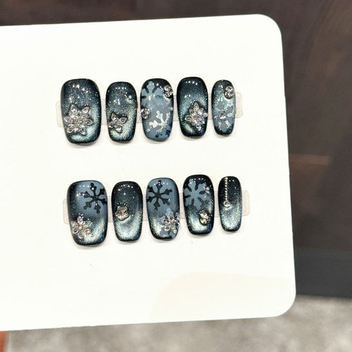 Künstlerisches Press-On Nagelkunstset mit Schmuckakzenten
