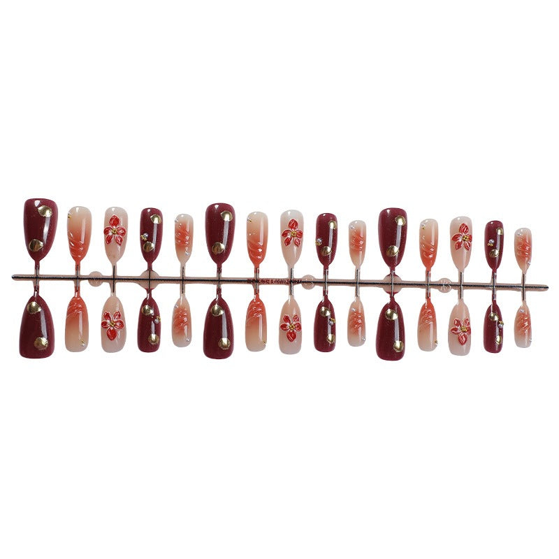 Kunstnagelset mit eleganten floralem Akzenten und Glitzerdetails Karnz