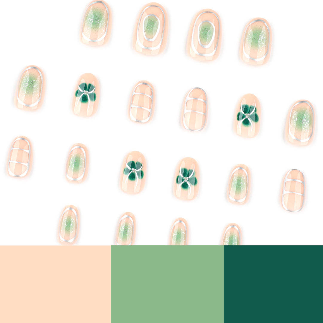 Elegante Nagelkunst mit floralem Design Karnz