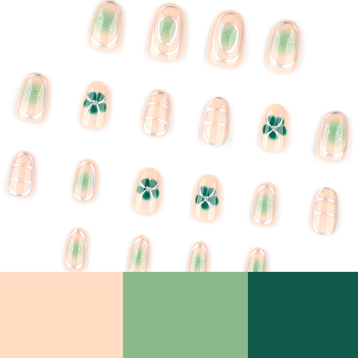 Elegante Nagelkunst mit floralem Design Karnz