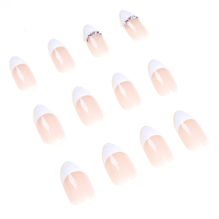 Stilvolle Nagelkunst mit Glitzer-Akzenten Karnz