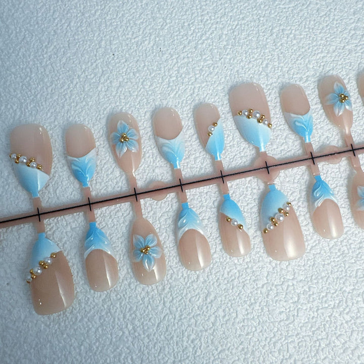Elegante Kunstnägel mit blumigen Akzenten Karnz
