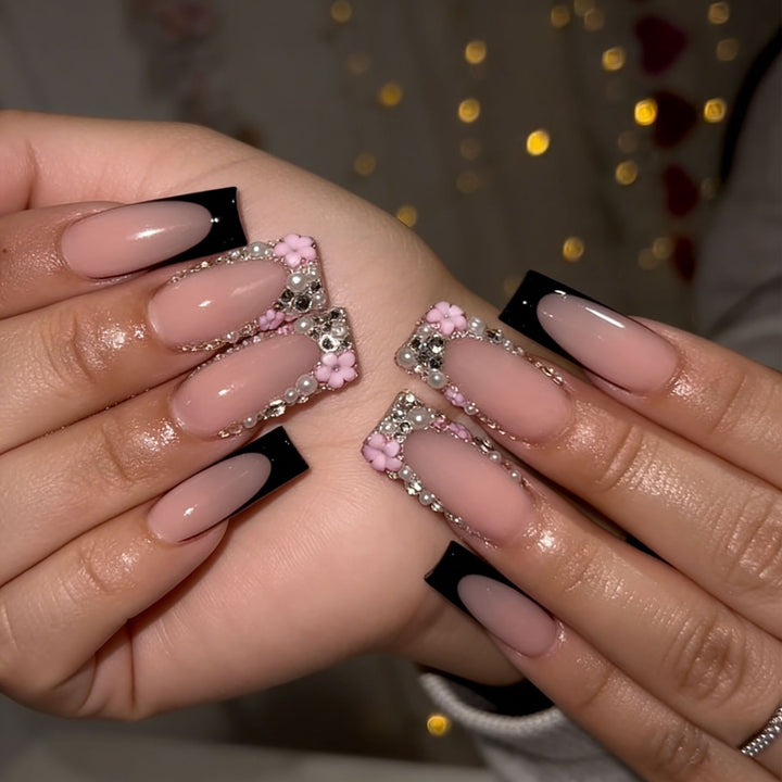 Elegante Stiletto Press-On Nagelkunst mit Strass-Akzenten Karnz