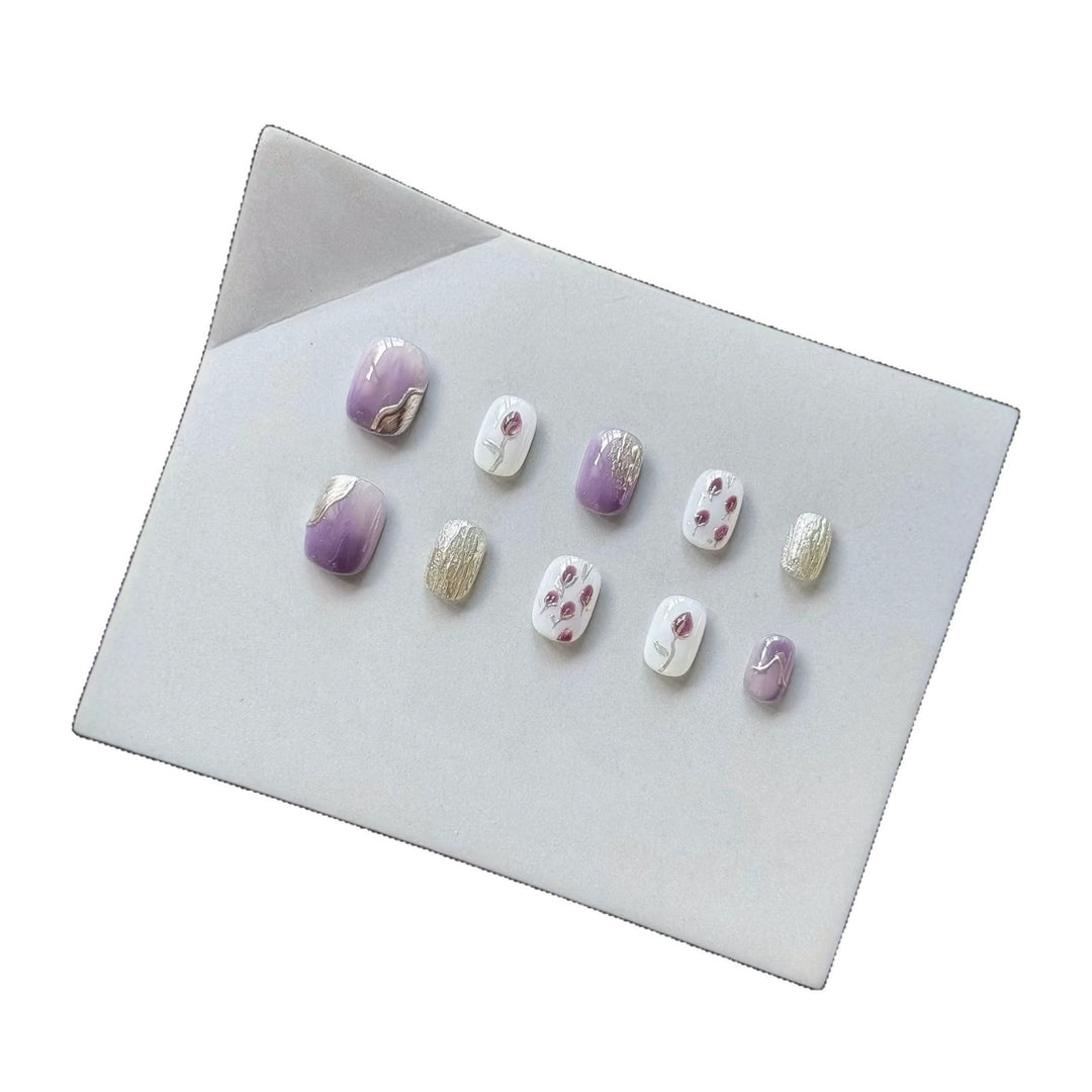 Künstlerisches Press-On-Nagelkunstset mit floralen und metallischen Akzenten