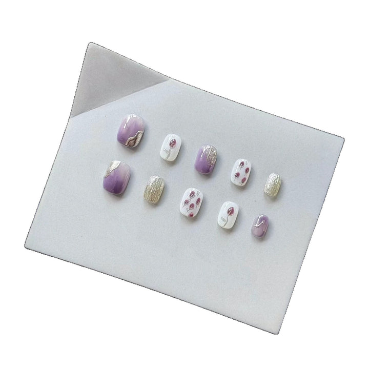 Künstlerisches Press-On-Nagelkunstset mit floralen und metallischen Akzenten