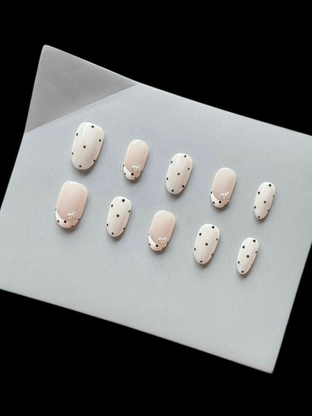 Dekoratives Press-On-Nagelset mit elegantem Punktemuster