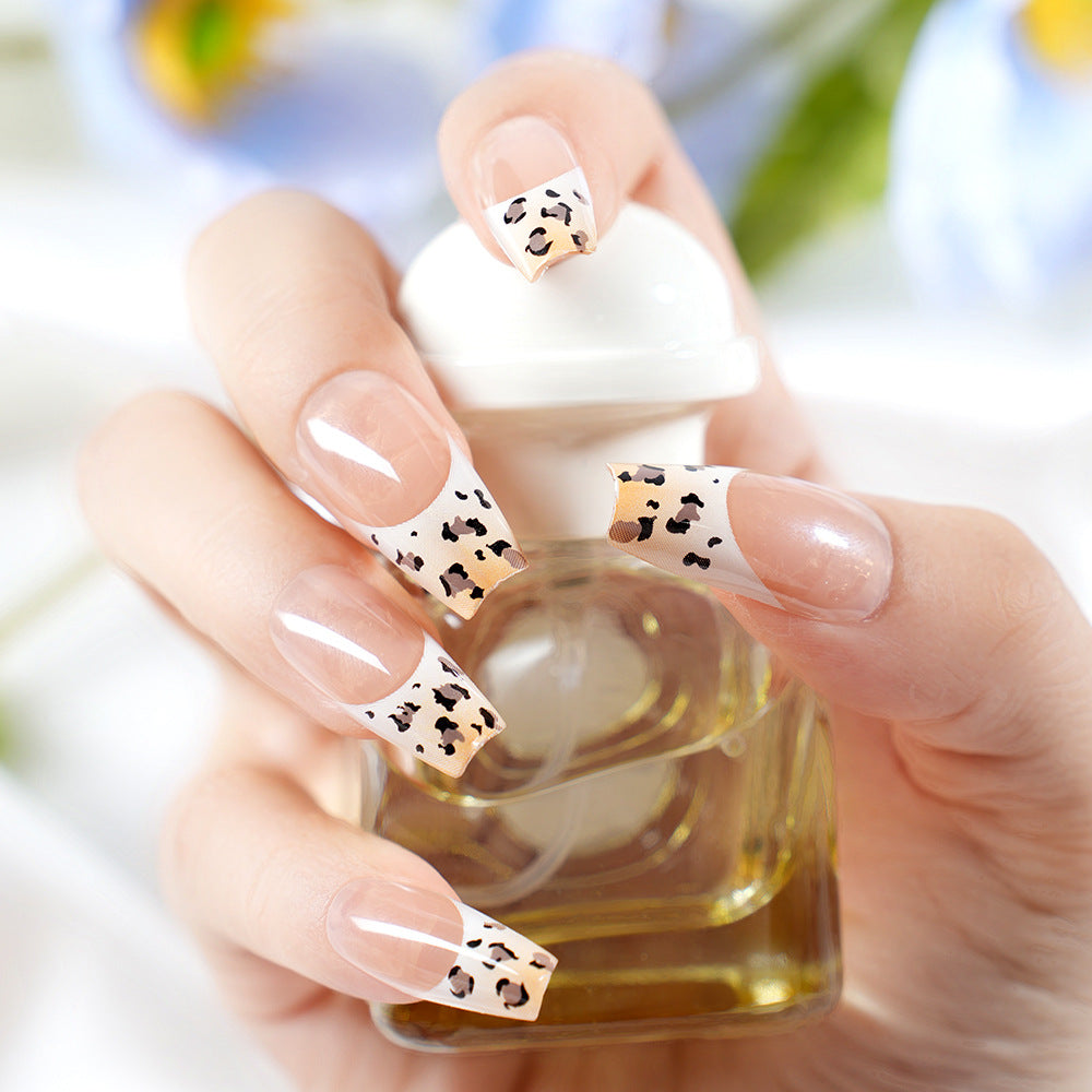Stylische French Tip Press-On Nägel mit Tierdruck Karnz
