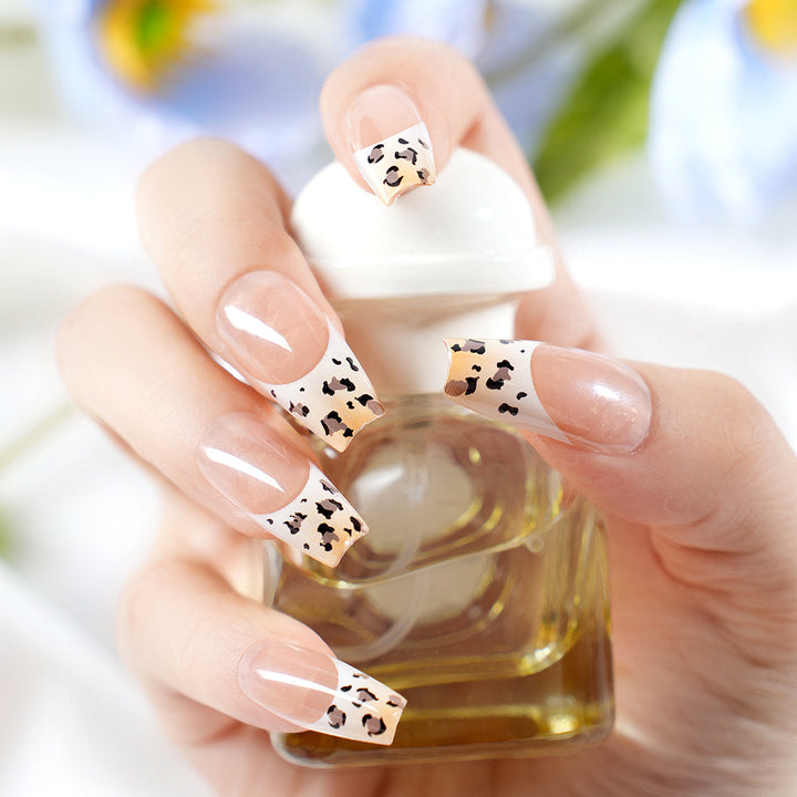 Stylische French Tip Press-On Nägel mit Tierdruck Karnz