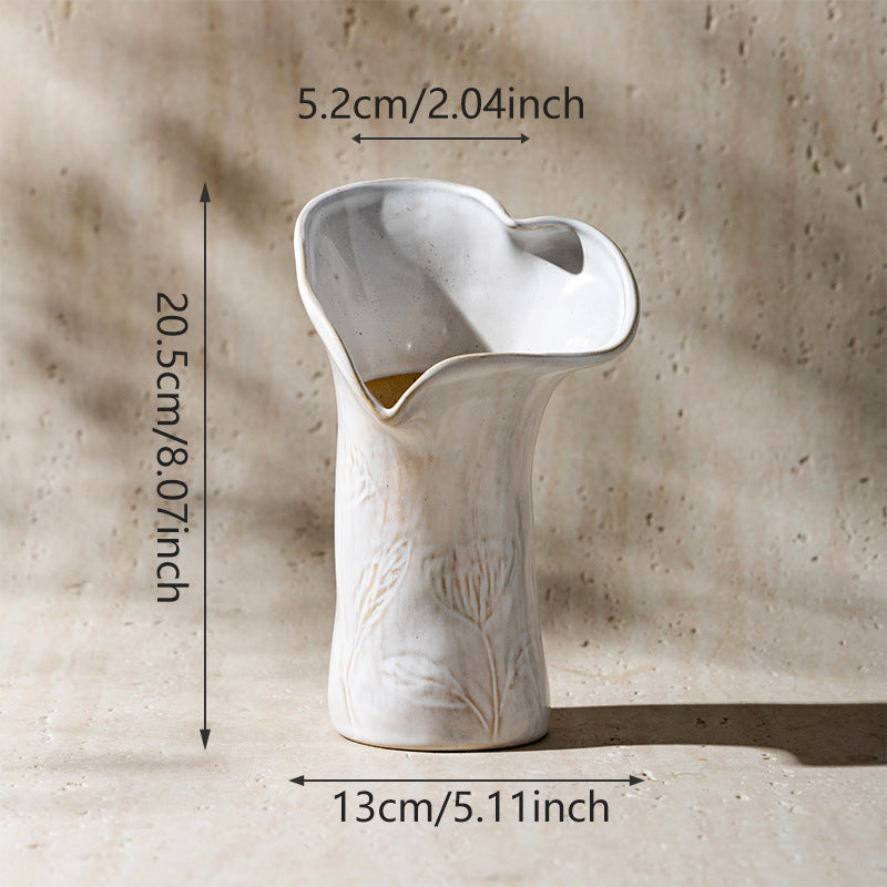 Skulpturale Keramische Asymmetrische Gefaltete Blumenvasen mit Pressweizengruppenmotiv