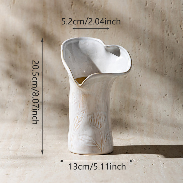 Skulpturale Keramische Asymmetrische Gefaltete Blumenvasen mit Pressweizengruppenmotiv