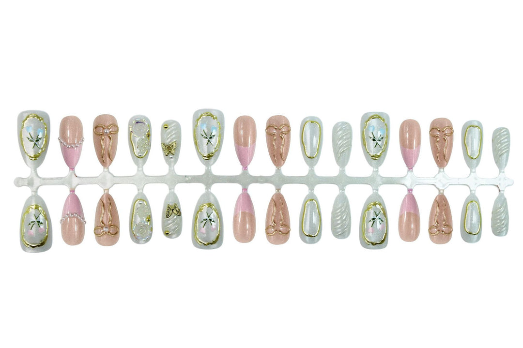 Kunstnagelset mit romantischen Blüten- und Goldverzierungen Karnz
