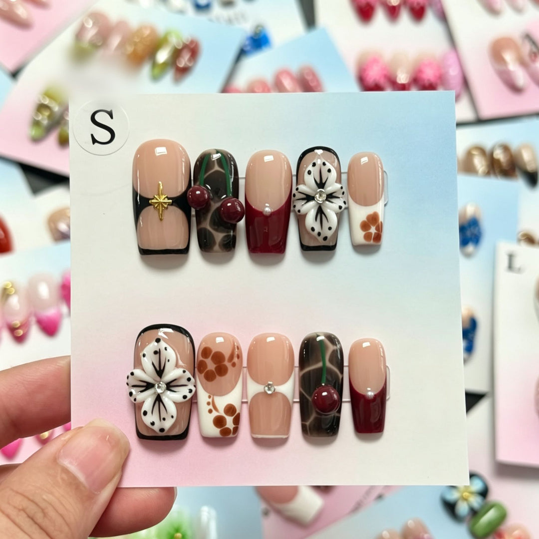 Dekorative florale und mit Juwelen verzierte Press-On Nägel