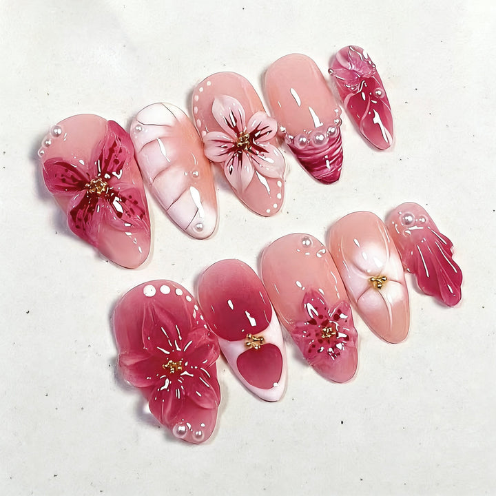 Kunstnagelset mit floralen Designs und 3D-Verzierungen Karnz