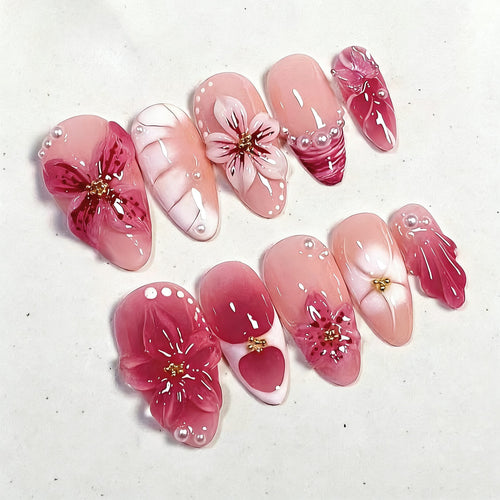 Kunstnagelset mit floralen Designs und 3D-Verzierungen Karnz