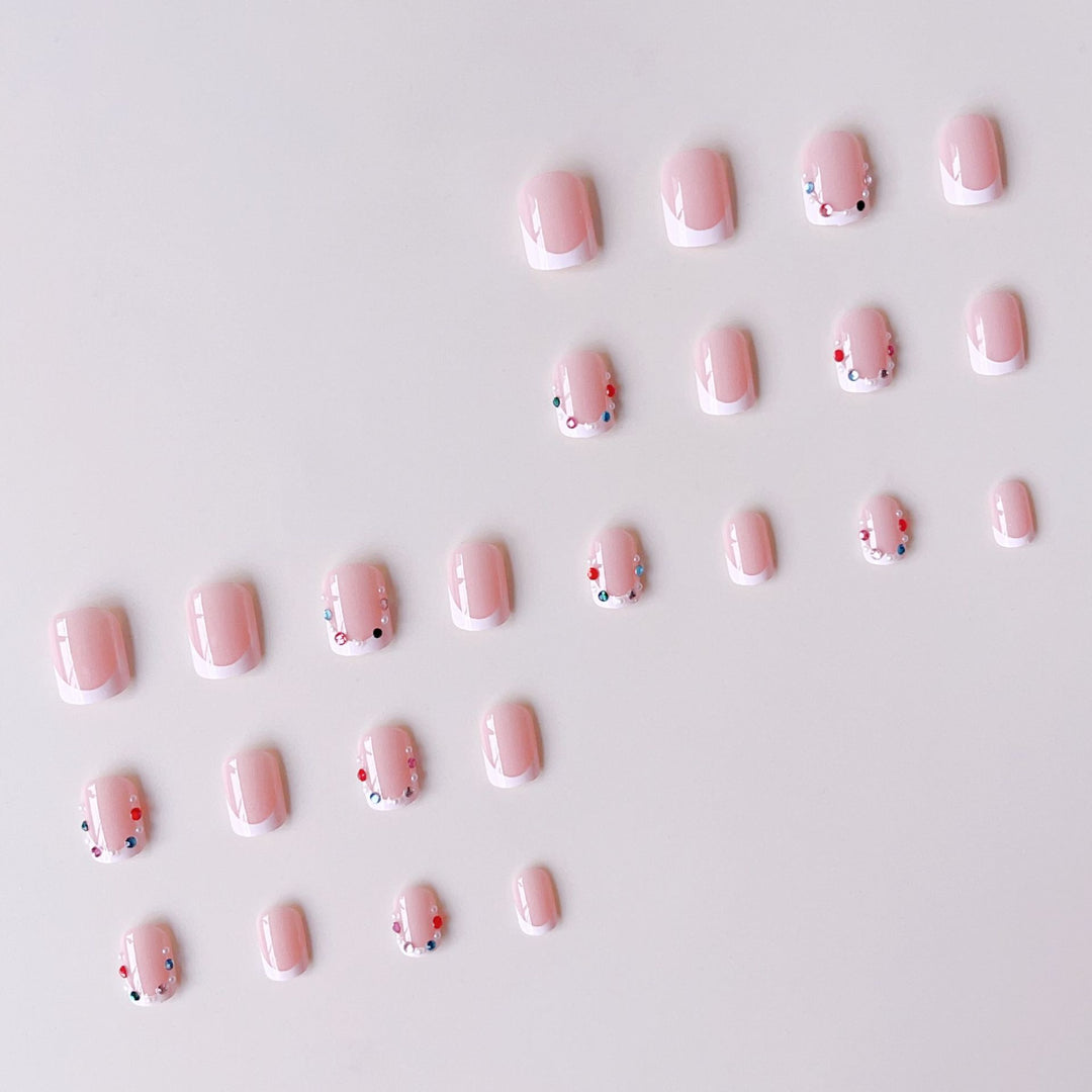 Nagelkunstset mit eleganten Strassverzierungen und modischem French Design Karnz