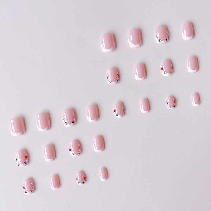 Nagelkunstset mit eleganten Strassverzierungen und modischem French Design Karnz