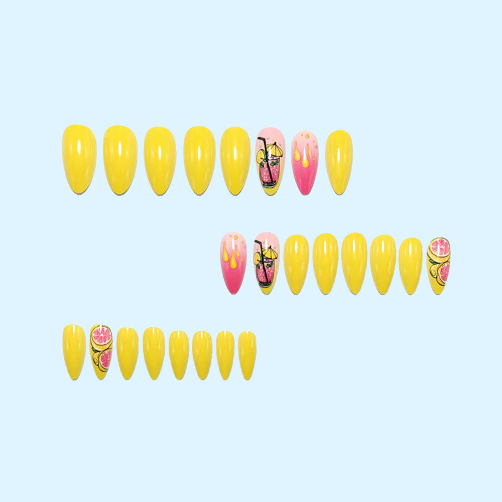 Kreatives Kunstnageldesign mit Fruchtmotiven Karnz