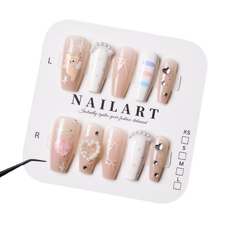 Kreatives Nagelkunstset mit Eleganten Applikationen Karnz