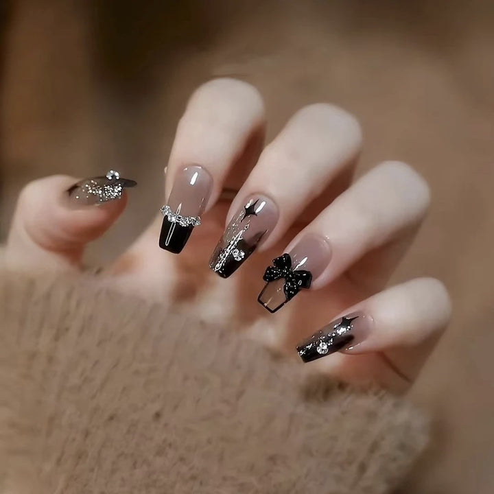 Elegantes Nageldesign mit Schleifen- und Strassdetails Karnz