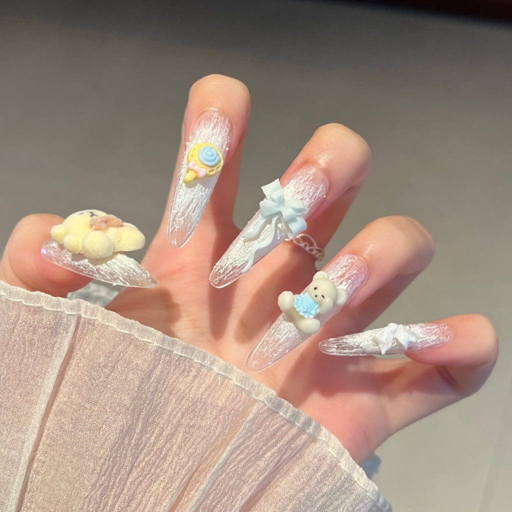 Künstlerische Stiletto Press-On Nagelkunst mit schimmernden Akzenten Karnz