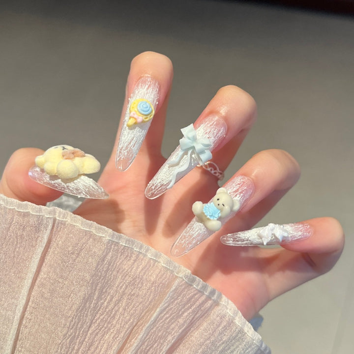 Künstlerische Stiletto Press-On Nagelkunst mit schimmernden Akzenten Karnz