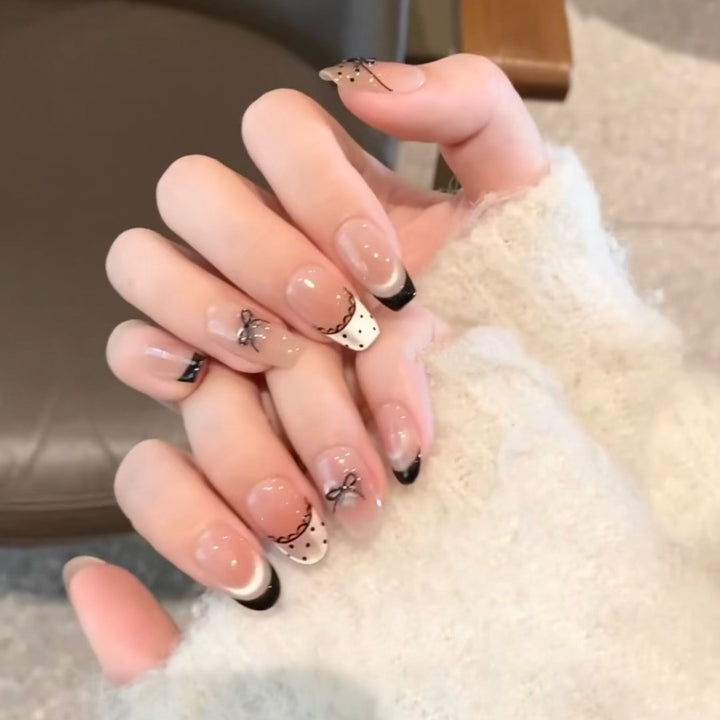 Dekoratives Press-On-Nagelset mit eleganten Schleifenakzenten