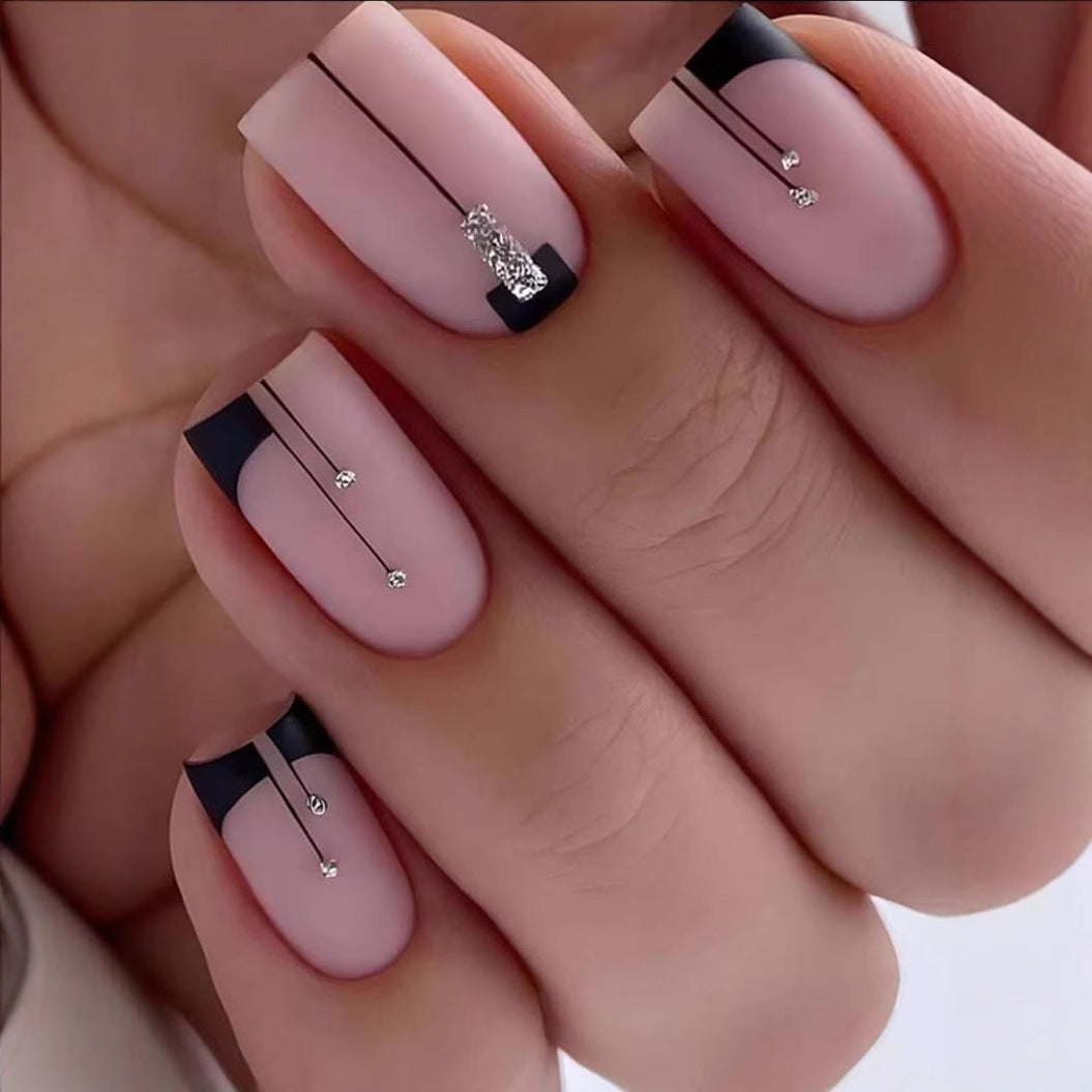Kunstnagelset mit eleganten Strass-Akzenten und stylishen Linien Karnz