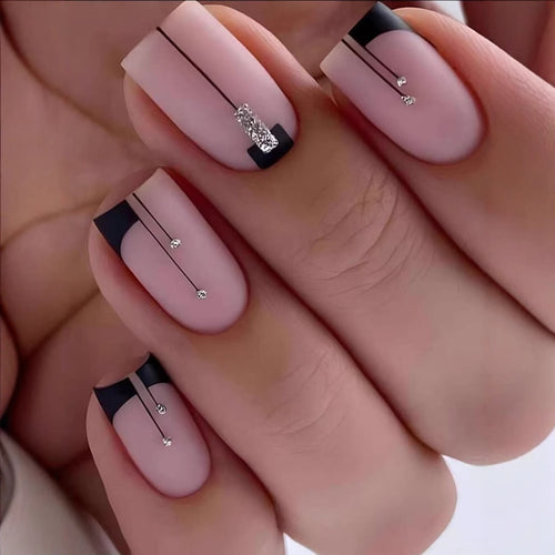 Kunstnagelset mit eleganten Strass-Akzenten und stylishen Linien Karnz