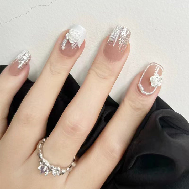 Kunstfingernägel mit Stilvollem Herz- und Ombre-Design Karnz