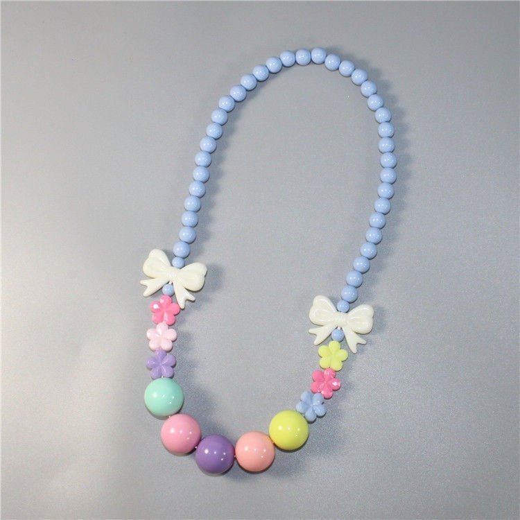 Bunte Perlenkette mit Floralen Elementen Karnz