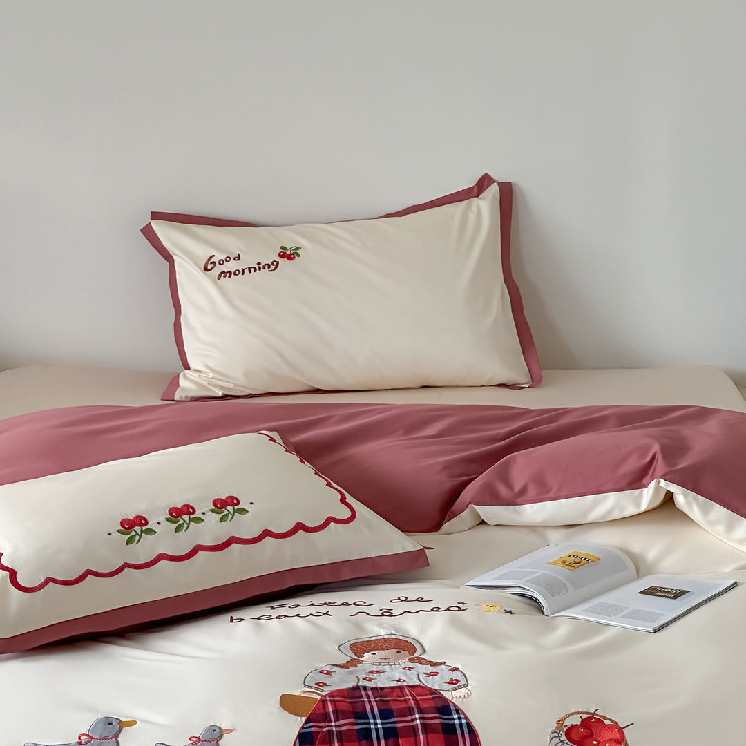 Kinder-Bettwäschegarnitur mit charmanten Illustrationsstickereien und feiner Satinqualität