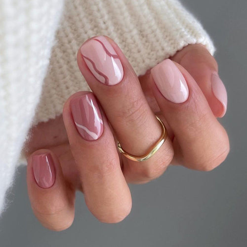 Kreative Nagelkunst mit Marmor-Design Karnz