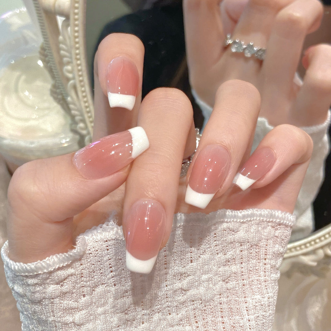 Elegantes französisches Tip Press-On Nail Design Karnz