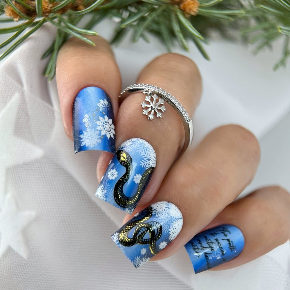 Kreative Kunstnägel mit Schneeflocken- und Schlangenmotiv Karnz