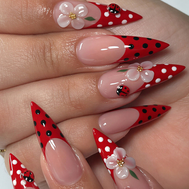 Elegantes florales Nageldesign Karnz
