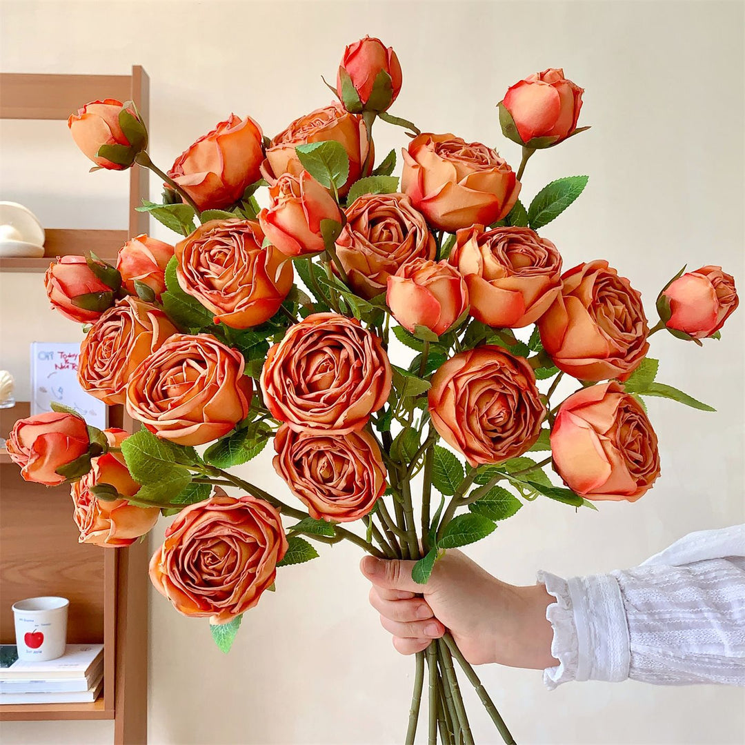 Eleganter künstlicher Rosenstrauß