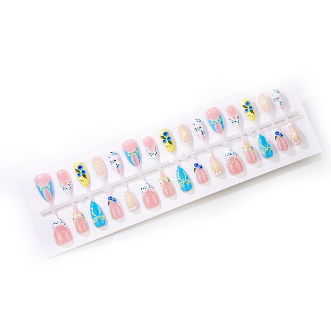 Verspielt mit Blumen verziertes Press-On Nagelset