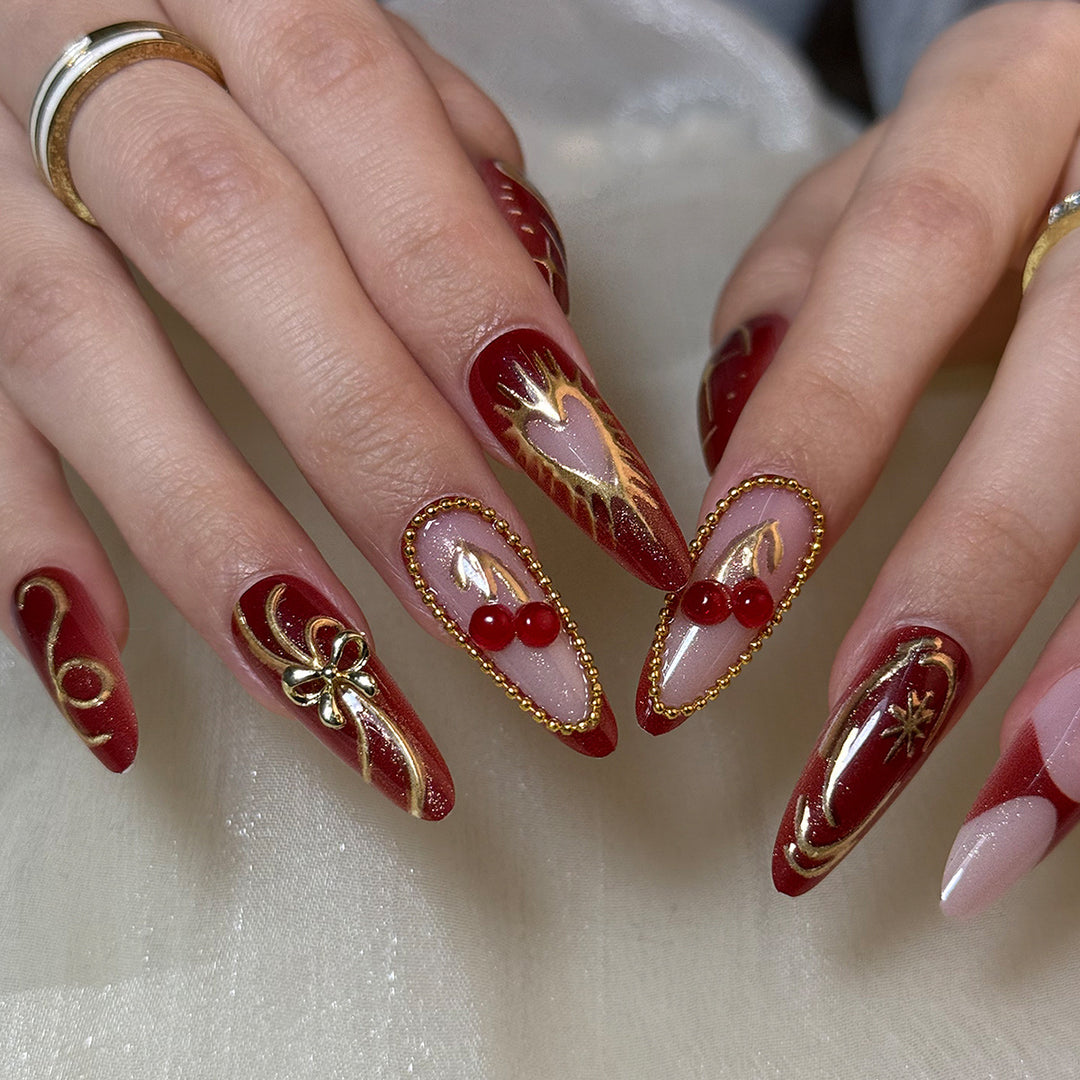 Kunstnägel mit Elegantem Gold-Design Karnz