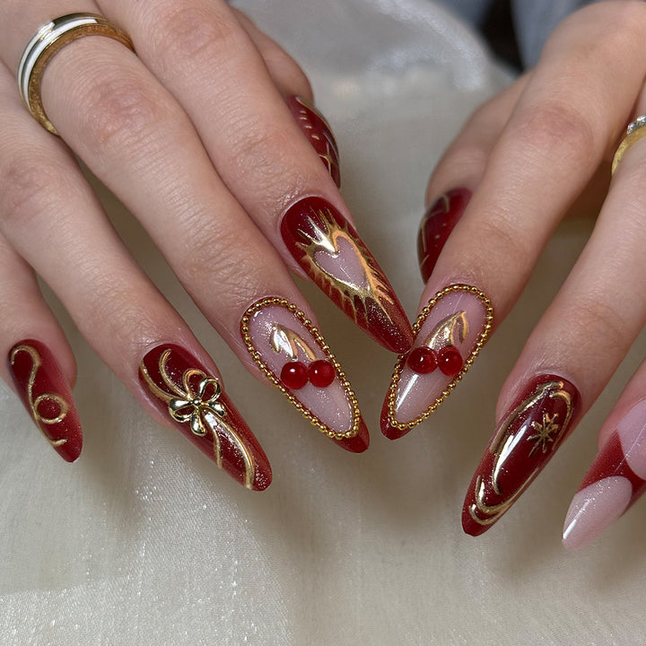 Kunstnägel mit Elegantem Gold-Design Karnz
