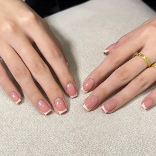 Elegante French Maniküre Nagelkunst Karnz